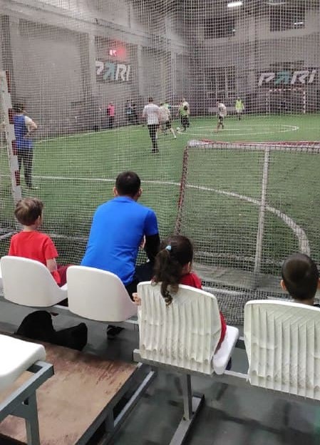 Салих, Сафия и Хаким смотрят футбол